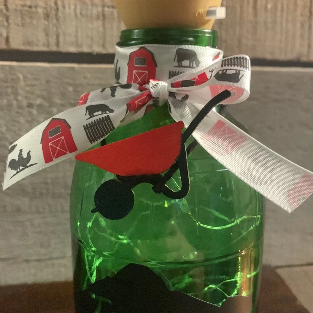 ‘I ❤️ Dirt’ logo green barrel solar lantern